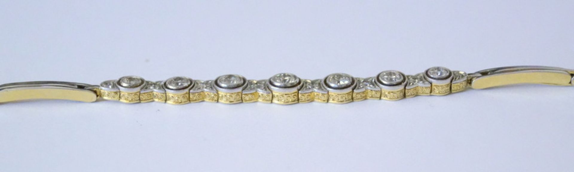 Feines Armband des Art-Déco mit Diamantbesatz, Platin und GG, zus. ca. 1,1 ct Diamantbesatz< - Bild 5 aus 9