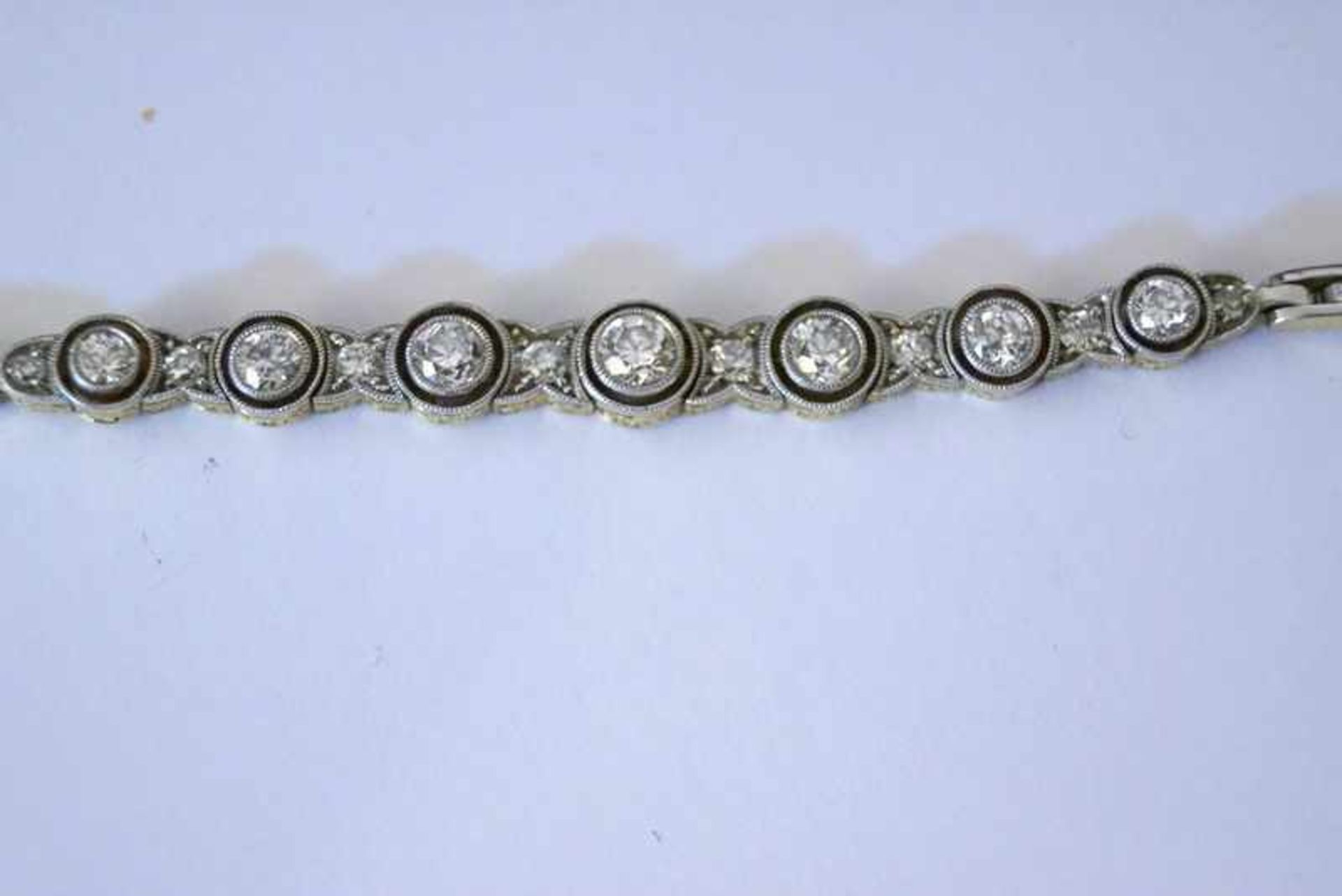 Feines Armband des Art-Déco mit Diamantbesatz, Platin und GG, zus. ca. 1,1 ct Diamantbesatz< - Bild 6 aus 9