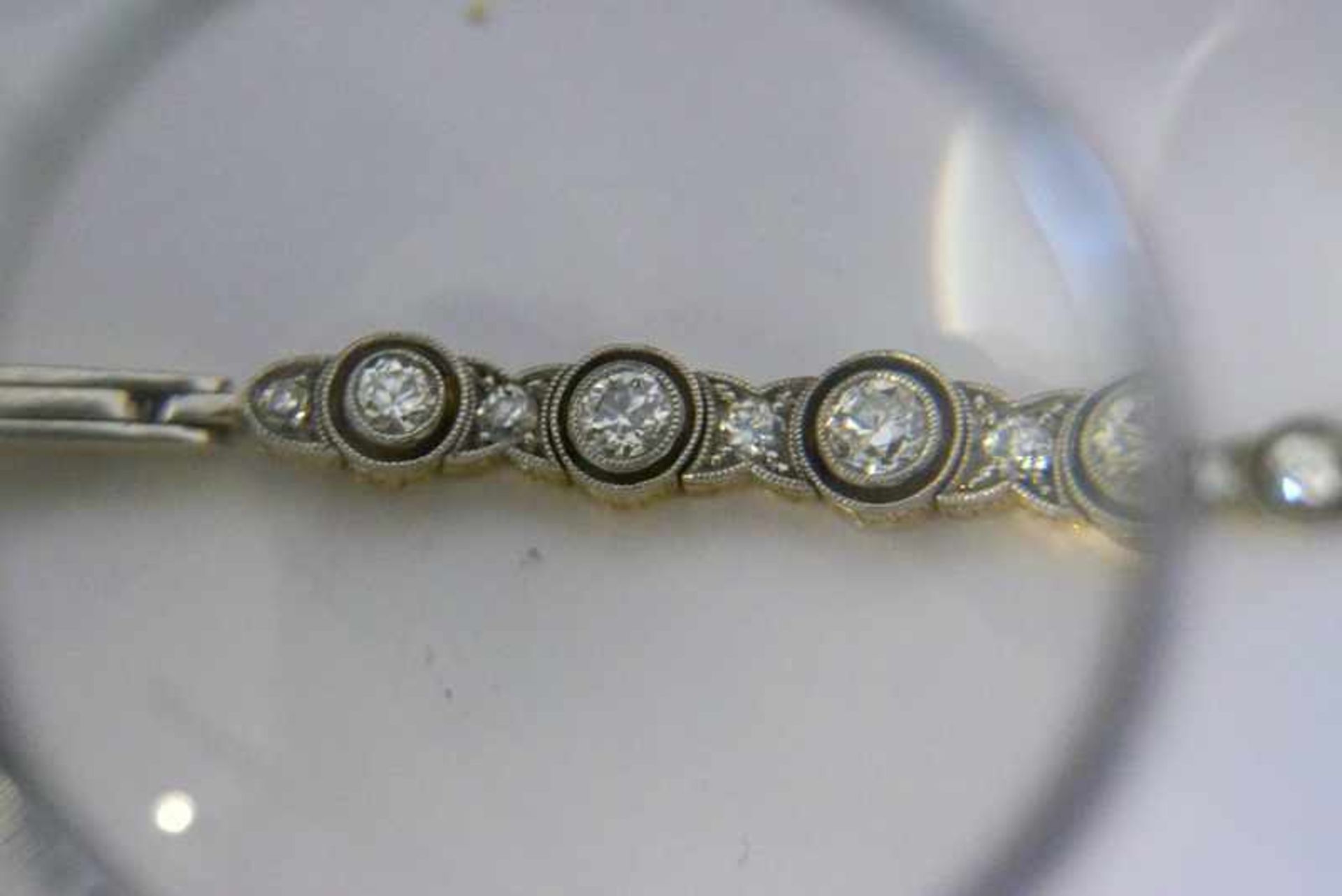 Feines Armband des Art-Déco mit Diamantbesatz, Platin und GG, zus. ca. 1,1 ct Diamantbesatz< - Bild 7 aus 9