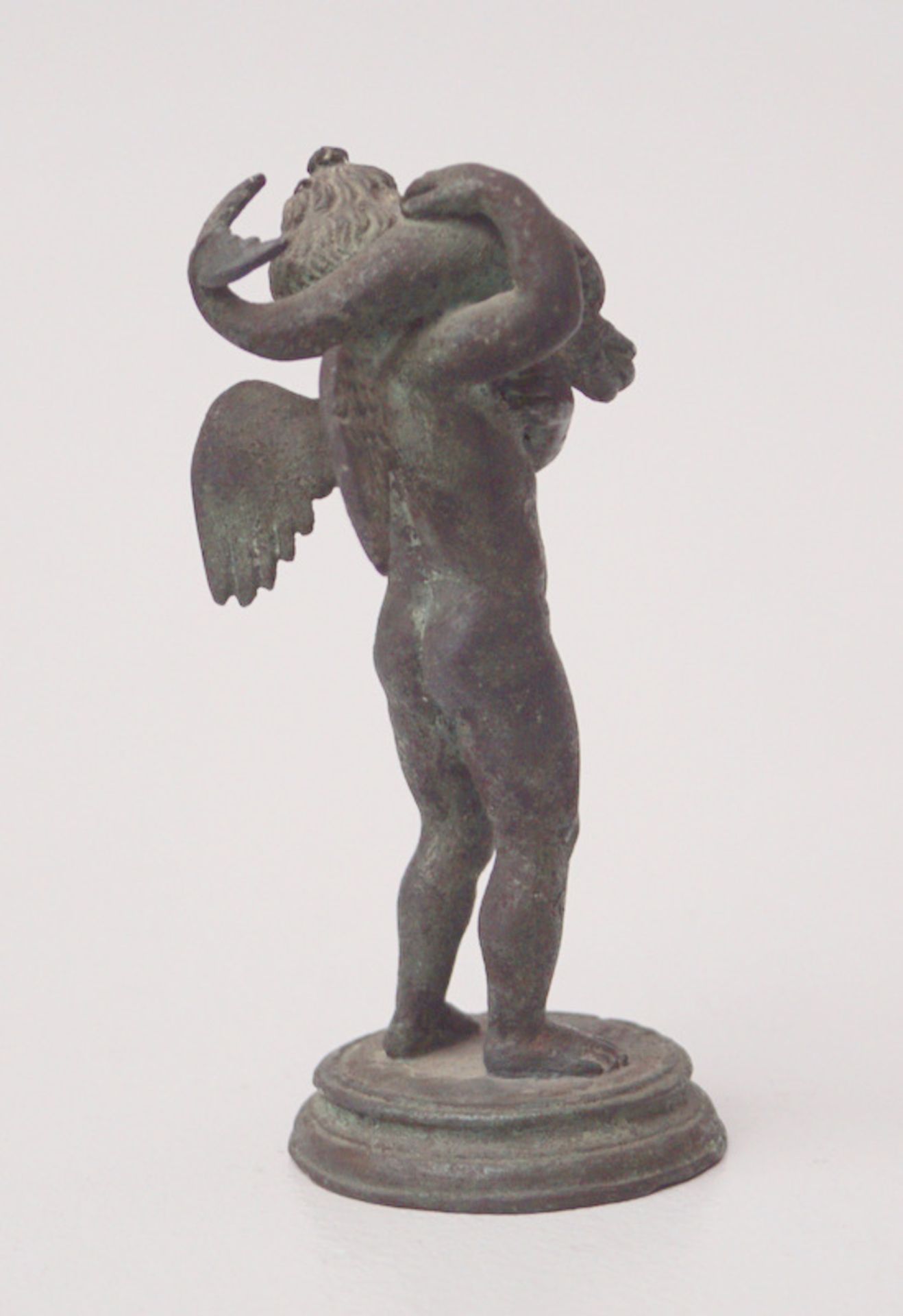 Kleine Bronzestatuette Erot mit Delphin, 19. Jhd. - Image 2 of 2
