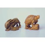 2 Netsuke Hase und Igel sowie Schildkröte<