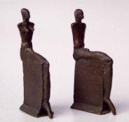 Fischer, Lothar (1933 in Germersheim; † 2004 Baierbrunn,): Skulpturenpaar Sitzendes Paar, 1984<b