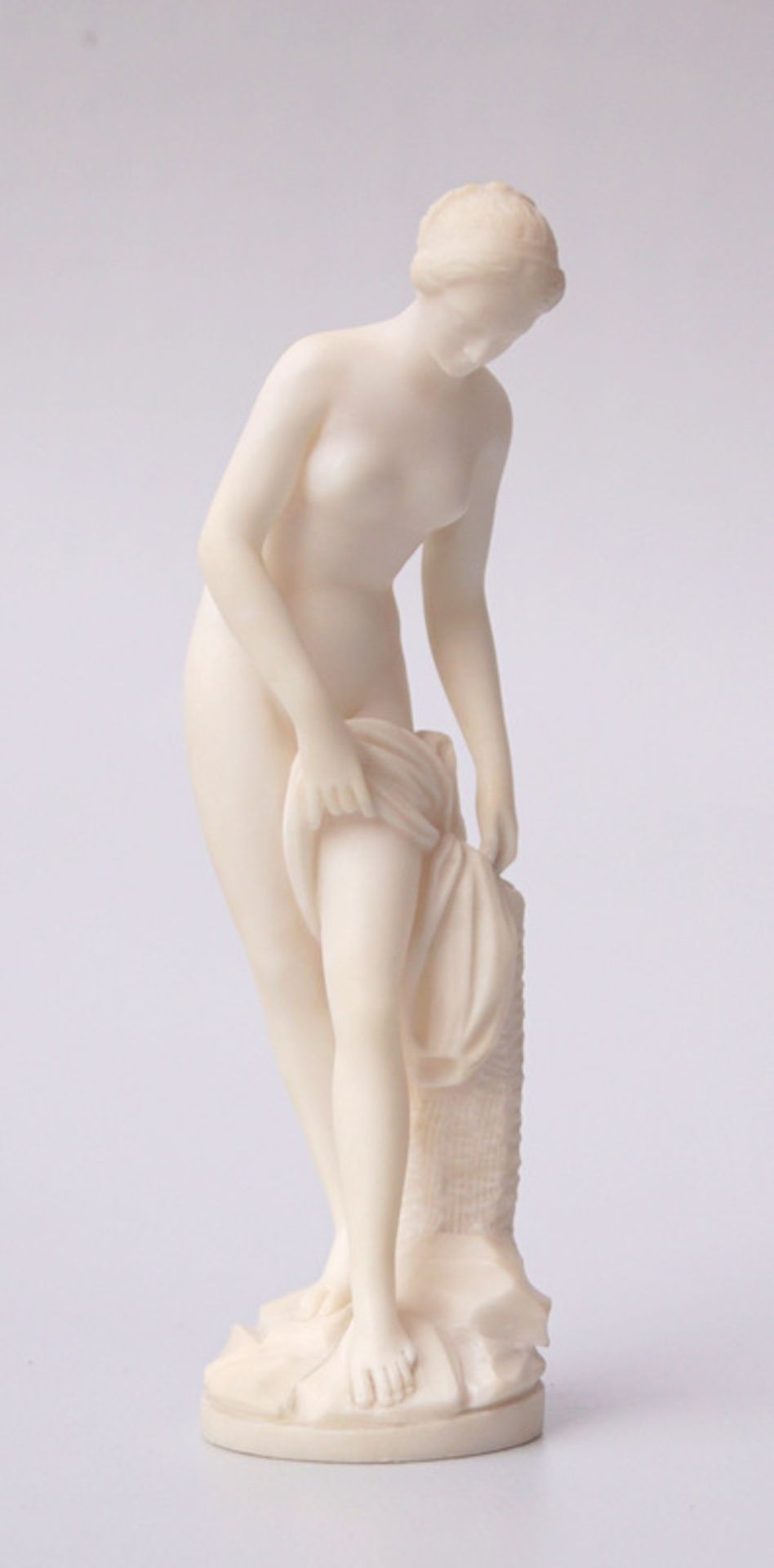 Venus aus dem Bade steigend, Alabaster, Italien, 19. Jhd.