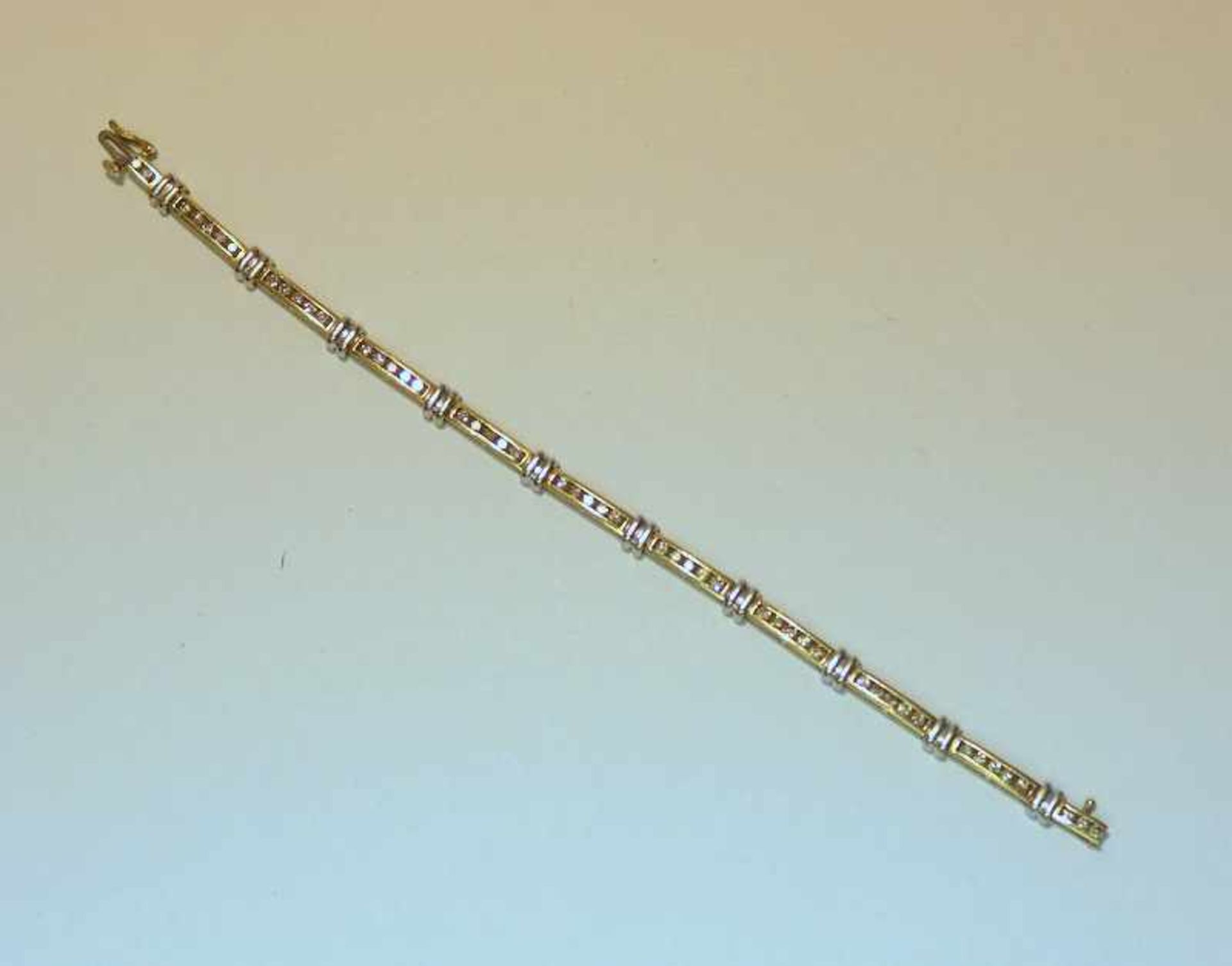 Gliederarmband mit ca. 0,5-0,6 ct Diamantbesatz, 10K GG