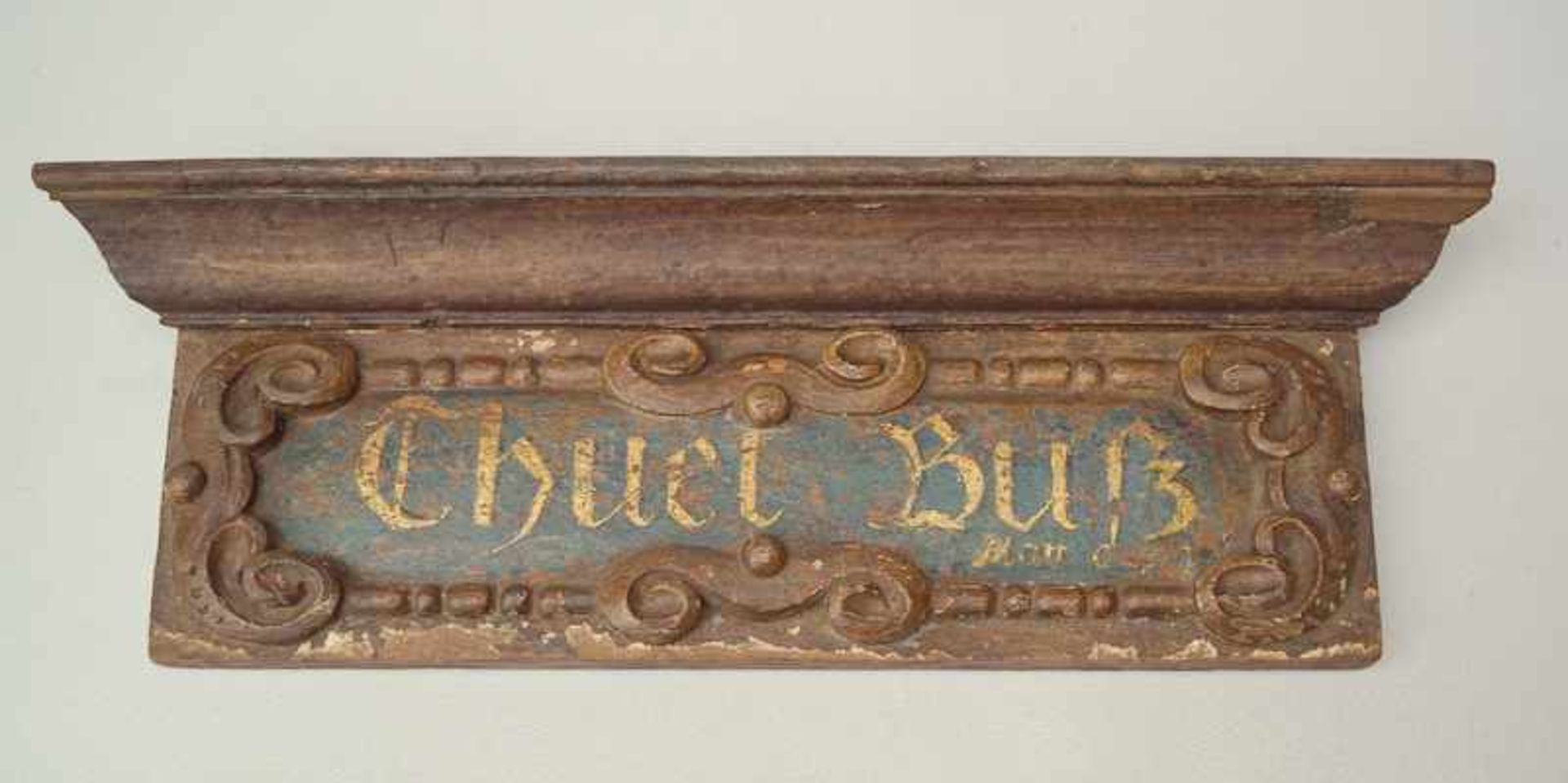 Geschnitzte Barockkartusche mit der Aufschrift "Thuet Buße"<
