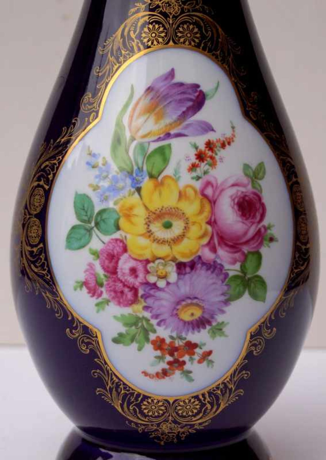 Hutschenreuther C. M, Hohenberg (grüne Stempelmarke aufglasur): Balustervase mit Blumenbouquet auf - Bild 2 aus 3