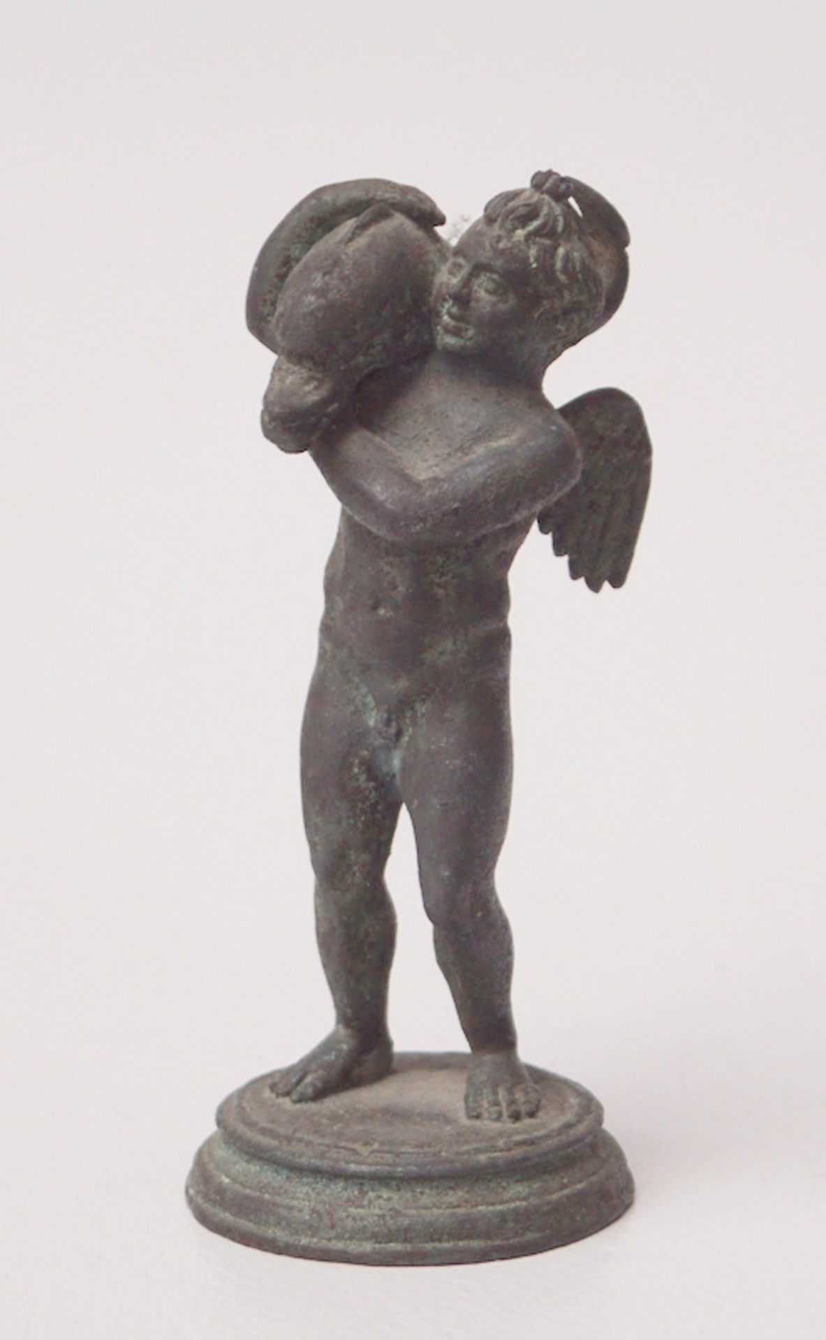 Kleine Bronzestatuette Erot mit Delphin, 19. Jhd.