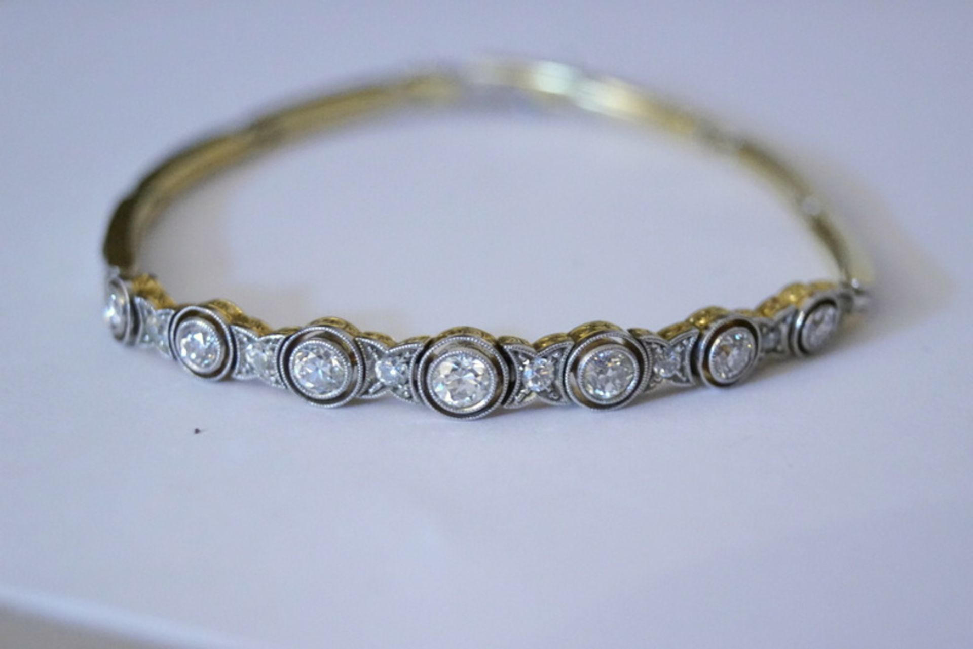Feines Armband des Art-Déco mit Diamantbesatz, Platin und GG, zus. ca. 1,1 ct Diamantbesatz< - Bild 2 aus 9