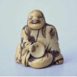 Netsuke Hockender Bettler mit leerer Reisschale