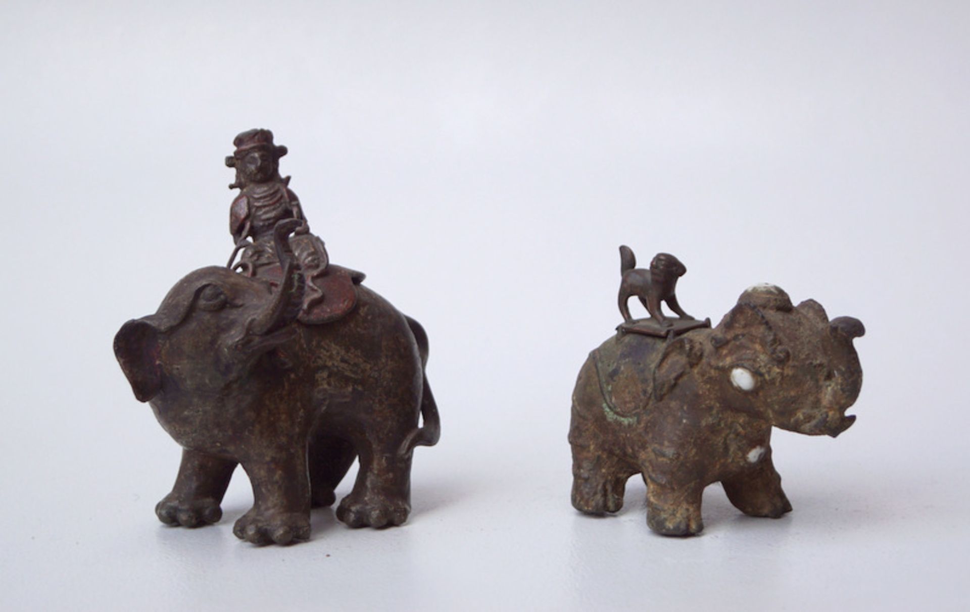 2 Räuchergefäße in Elefantenform, Cina, Ming, 17.Jhd.<br