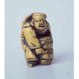 Netsuke Händler einen Stoffballen Hebend<