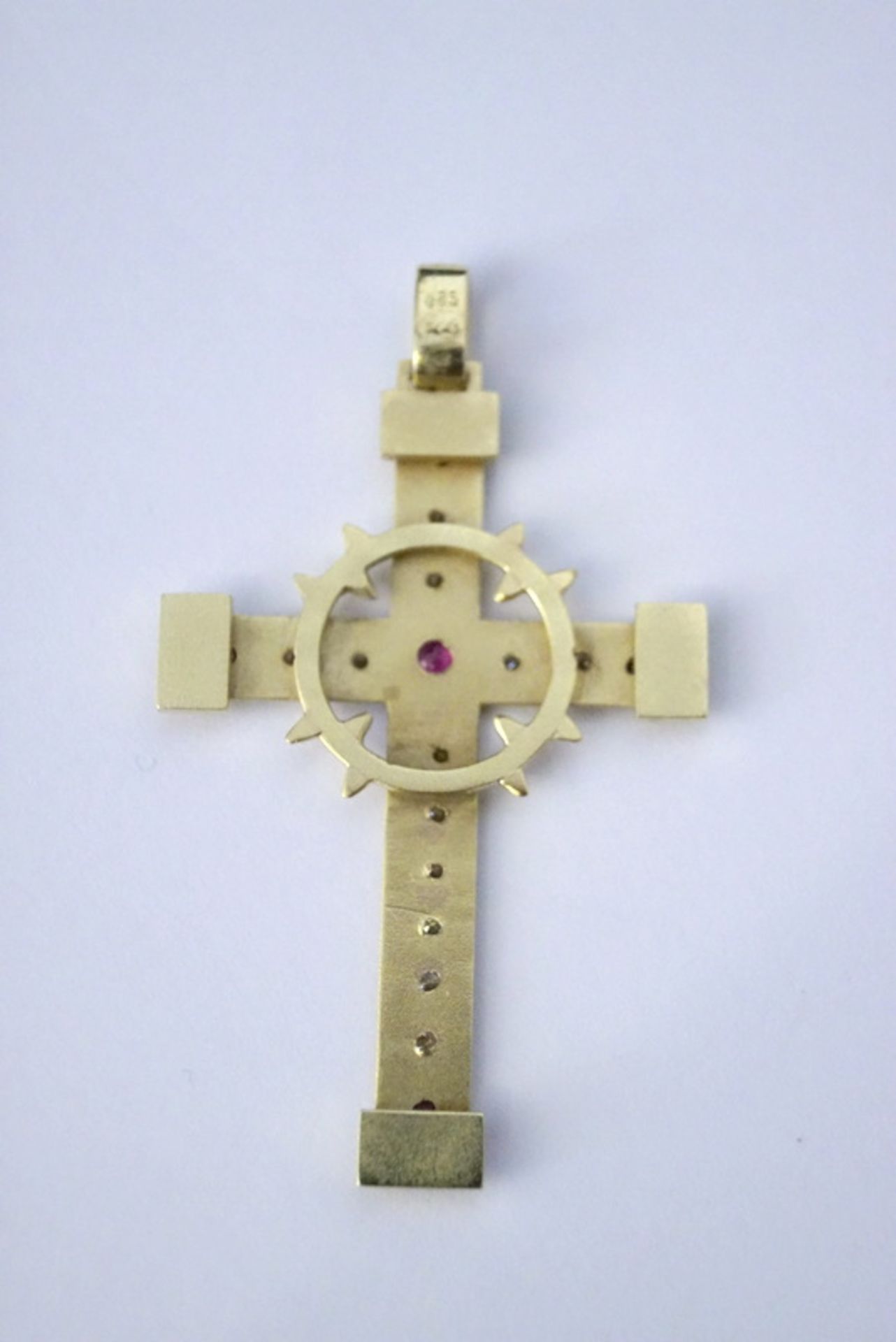 Kreuzanhänger mit Brillant- und Rubinbesatz, 585 GG< - Bild 2 aus 5