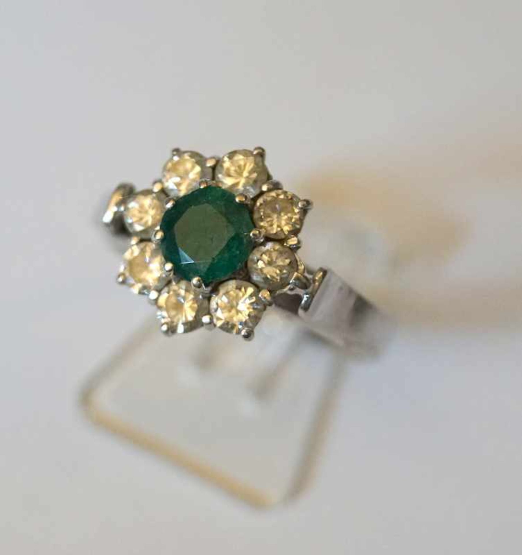 Blumenförmiger Smaragdring, 585 WG, zus. ca. 0,8ct Brillantbesatz<