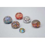 Sammlung von sechs kleineren Paperweights, Millefiori, Murano, 50er Jahre