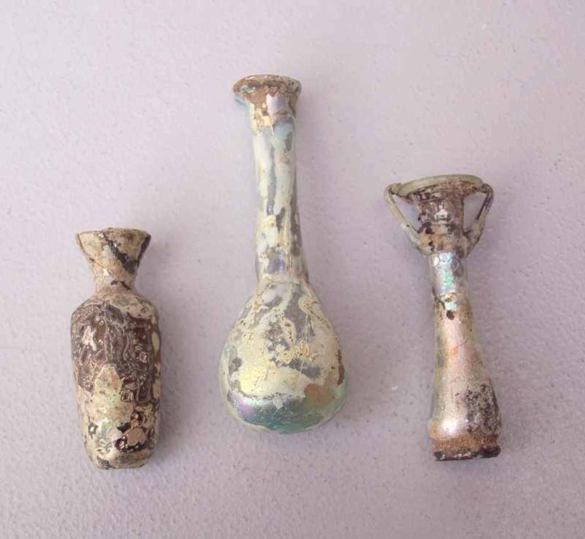 Drei Flaschen mit irisierender Oberfläche, 1. - 2. Jhd. n. Chr.