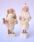 Zwei Puppen in Winterkleidung/Pelzmänteln