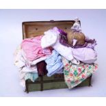 Sammlung Puppenkleidung in Truhe