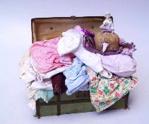 Sammlung Puppenkleidung in Truhe