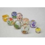 Sammlung von neun Paperweights, Tiere und Blumen