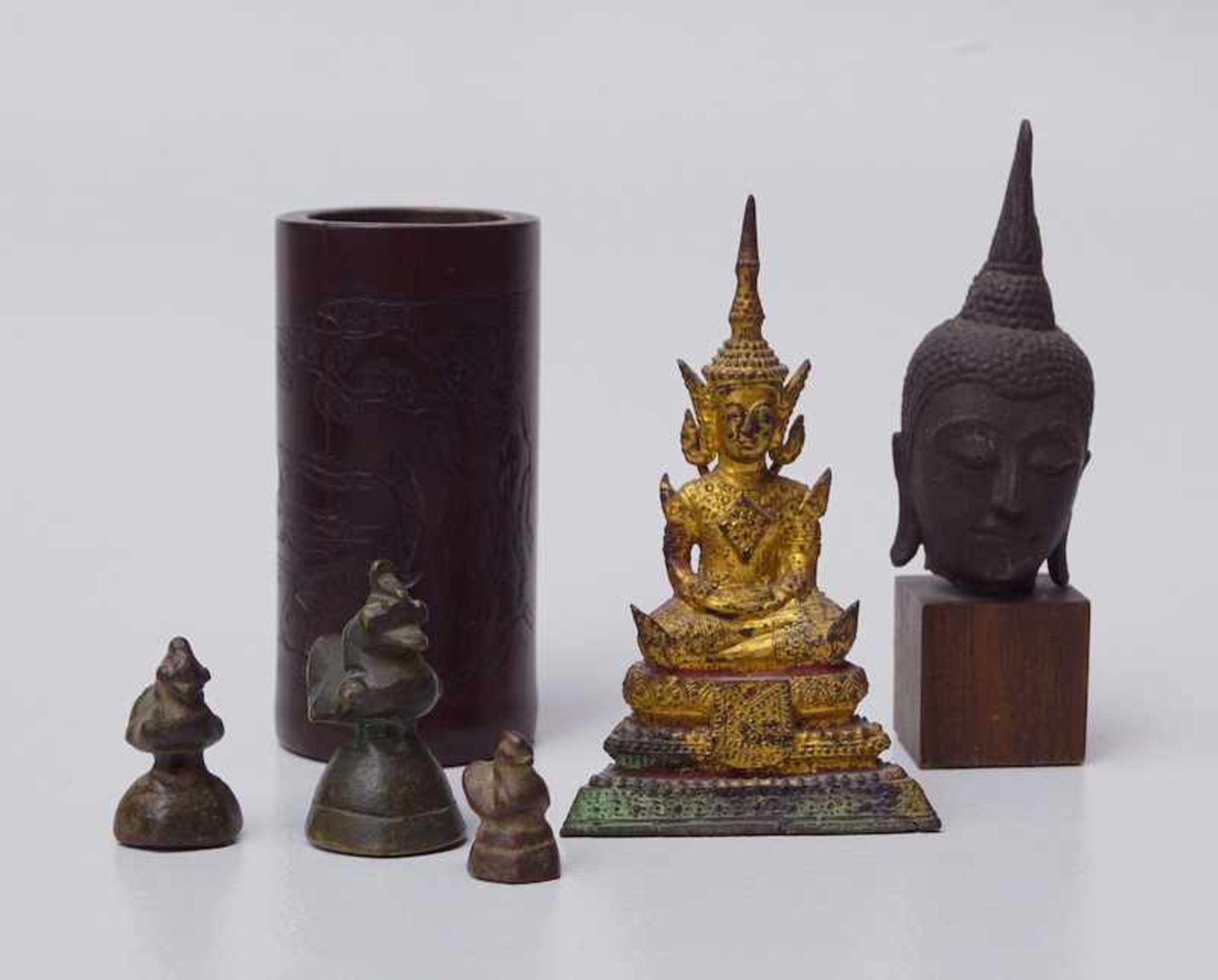 Konvolut Asiatika, Bronzen, Buddhafigure Pinselbecher u.m.