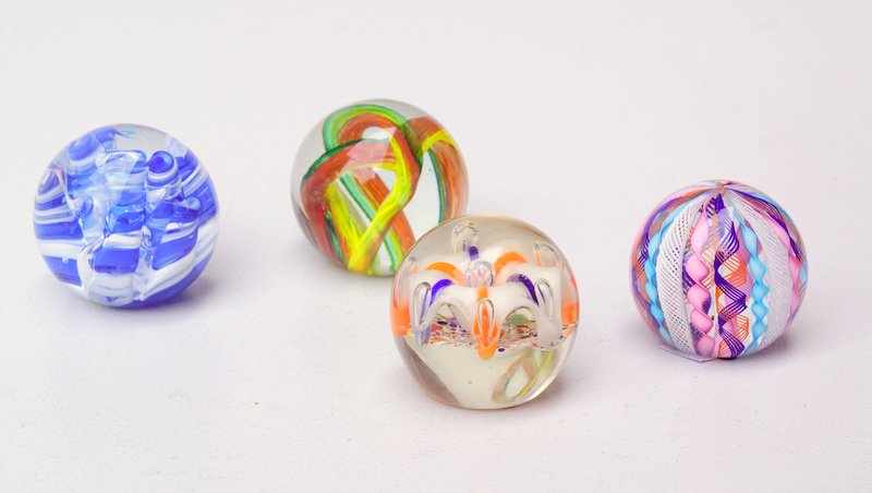 Vier Paperweights Böhmen und Murano