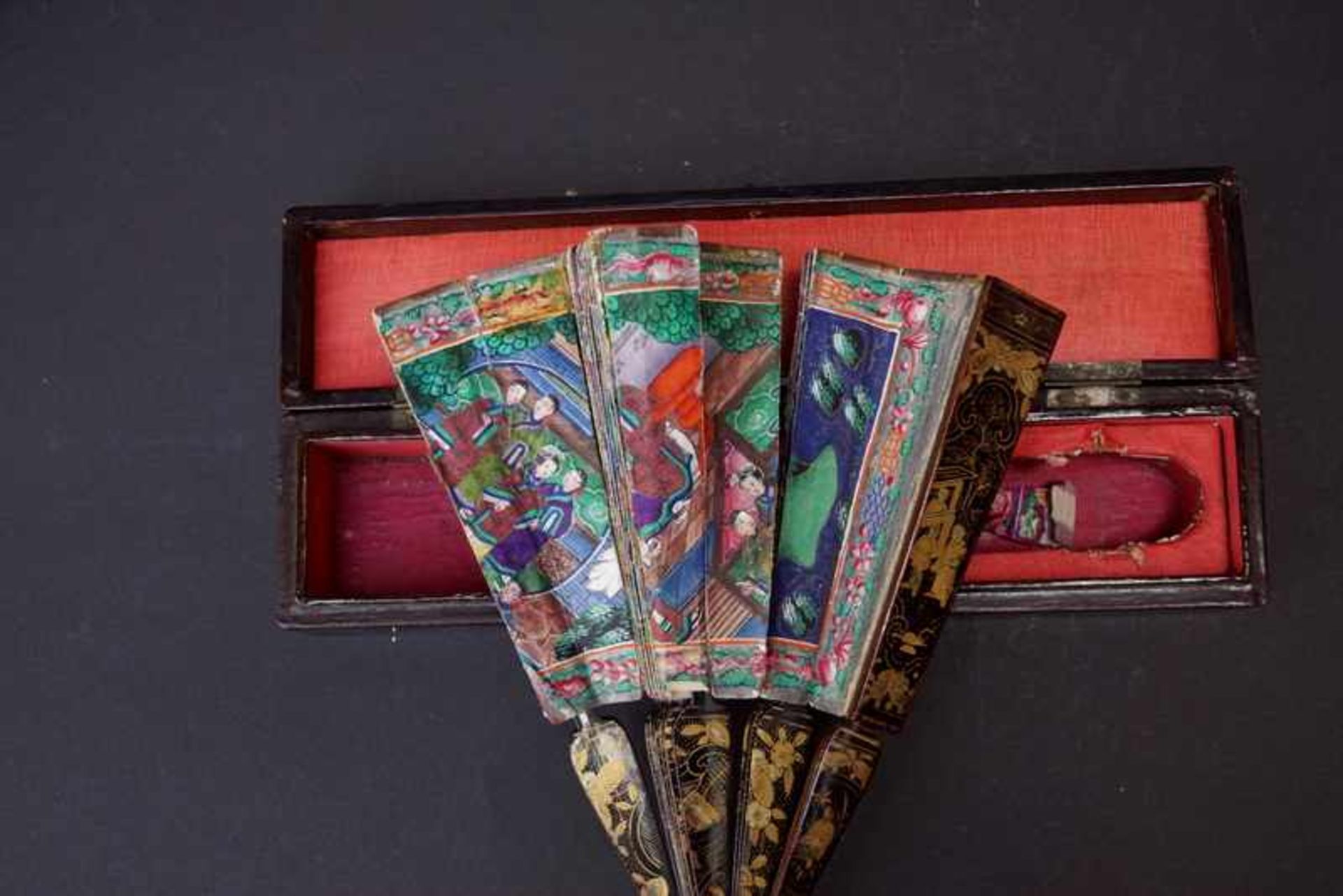 Feiner Faltfächer mit vielfig. Malerei, orig. Lack-Box, China um 1900 - Bild 4 aus 4
