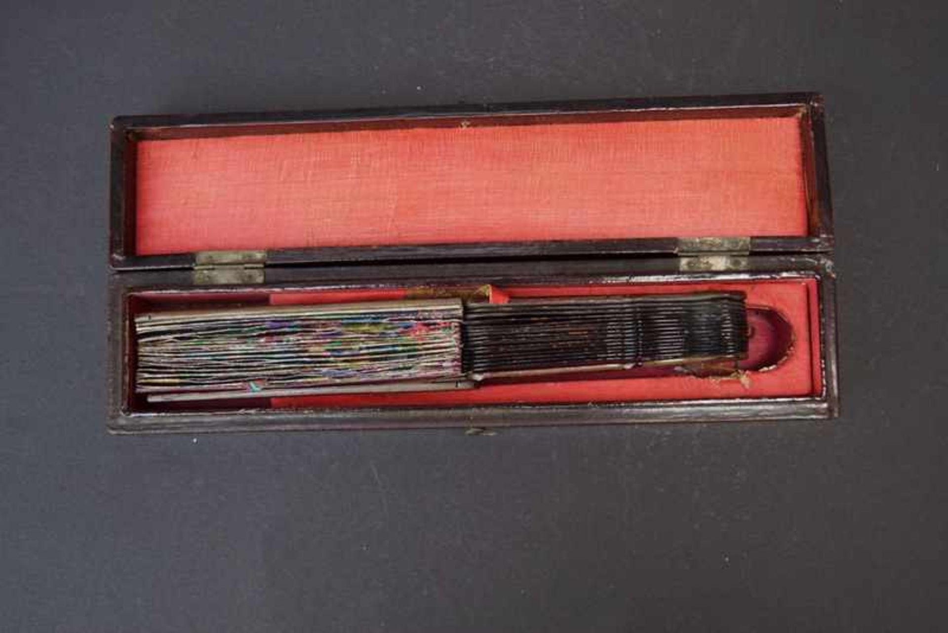 Feiner Faltfächer mit vielfig. Malerei, orig. Lack-Box, China um 1900 - Bild 3 aus 4