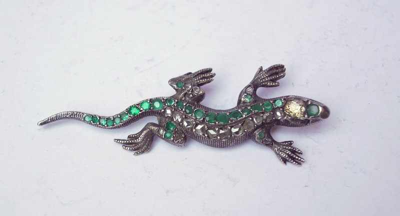 Salamander Brosche mit Diamant- und Smaragdbesatz, Ende 19. Jhd., um 1900