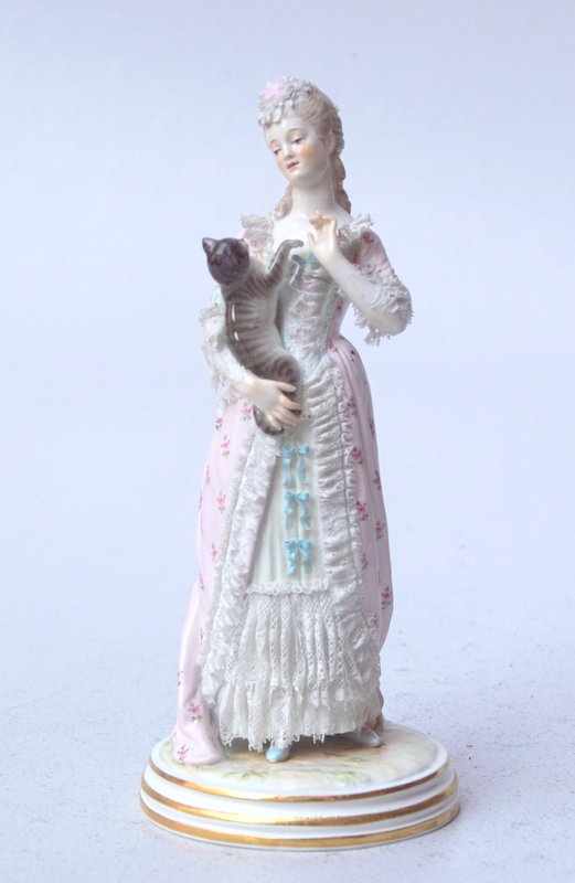 Königl. Meissen (Unterglasurblaue Marke ( Knaufzeit) 1850-1924): Dame im Rüschenkleid mit Katze