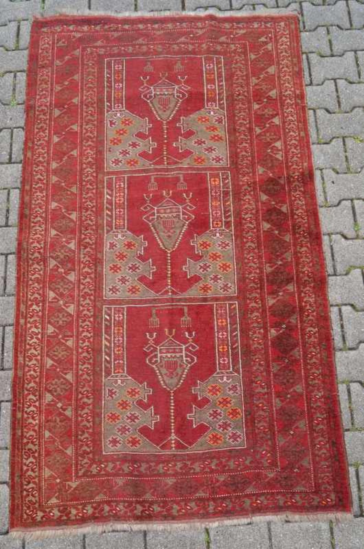 Antiker Türkischer Teppich mit Vasenmotiv