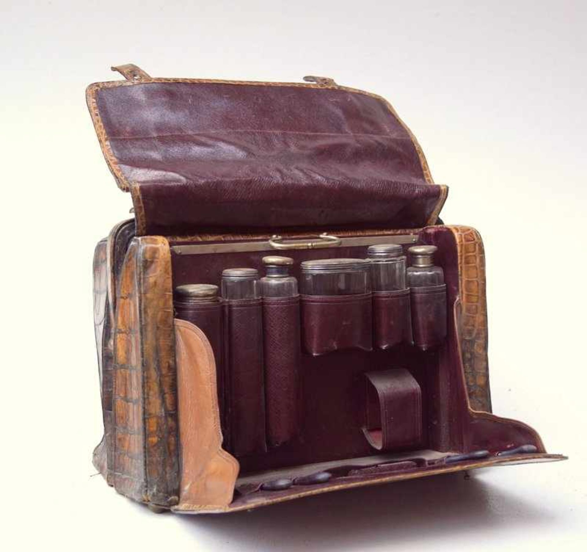 Silbernes Toiletteset im Koffer aus Echsenleder, Sterlingsilber, England, 1892