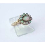 Opal-Entourage-Ring, 375 RG, wohl englisch, ca. um 1910