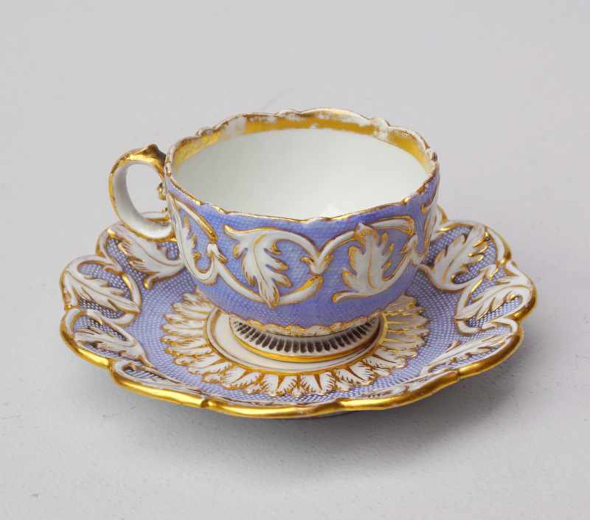 Königl. Meissen (Unterglasurblaue Marke wohl 1818-1860): Prunktasse mit Reliefdekor, 19.Jhd.