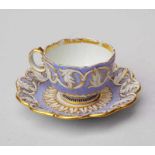 Königl. Meissen (Unterglasurblaue Marke wohl 1818-1860): Prunktasse mit Reliefdekor, 19.Jhd.