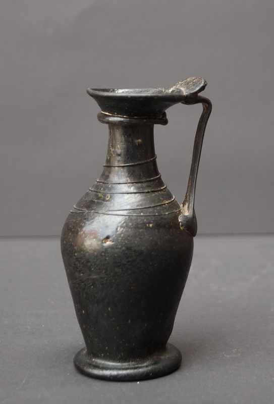 Kanne aus geschwärztem Glas, 2. Jhd. n. Chr.