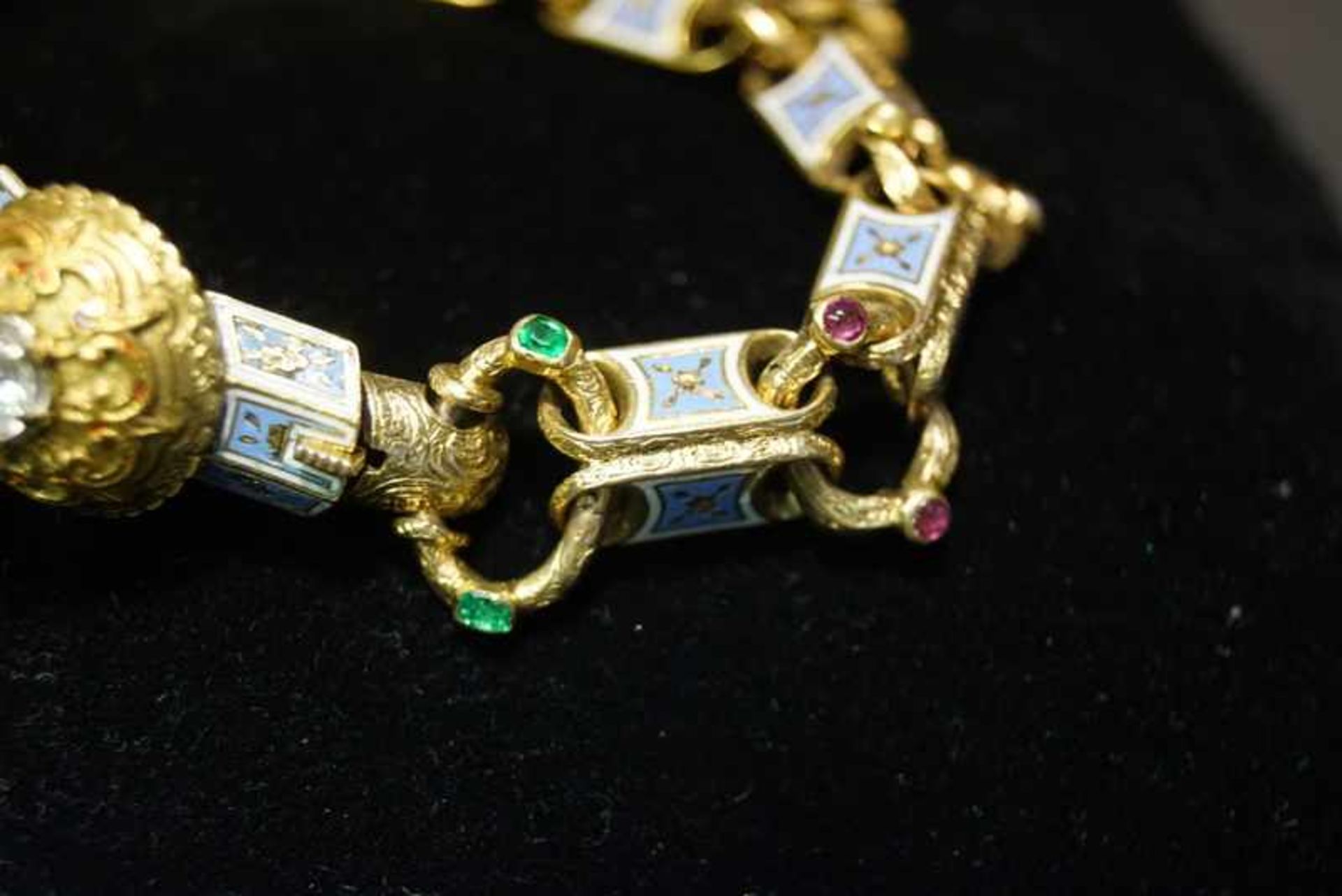 Außergewöhnliches Email-Armband in 750 GG mit Diamant-, Rubin- und Smaragdbesatz, Frankreich/Itali - Bild 2 aus 3