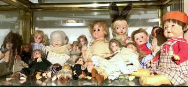 Große Sammlung kleinerer antiker Puppen