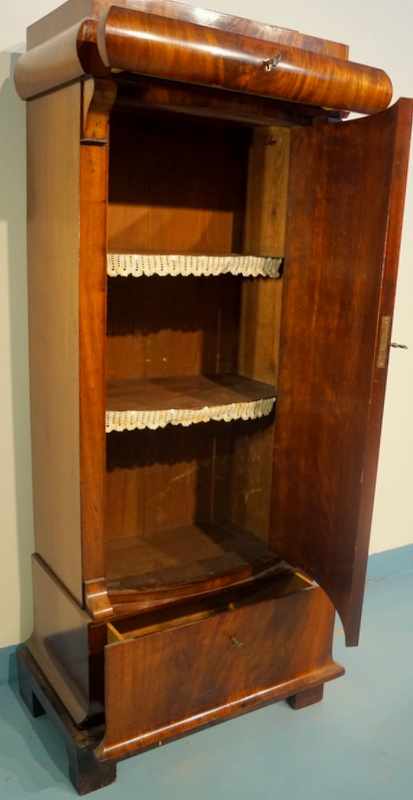 Biedermeier Pfeilerschrank Mahagoni, Norddeutsch, um 1820 - Bild 3 aus 3