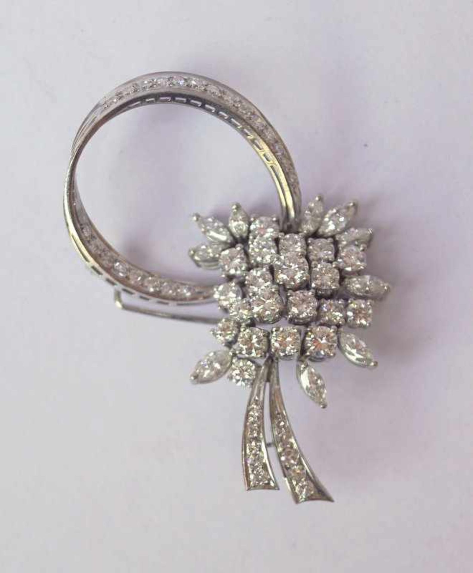 Opulente Diamant-/Brillant-Brosche, 750 WG, ca. 5,71ct, Juweliersarbeit Rüschenbeck - Bild 3 aus 5