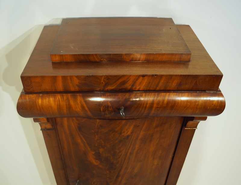 Biedermeier Pfeilerschrank Mahagoni, Norddeutsch, um 1820 - Bild 2 aus 3