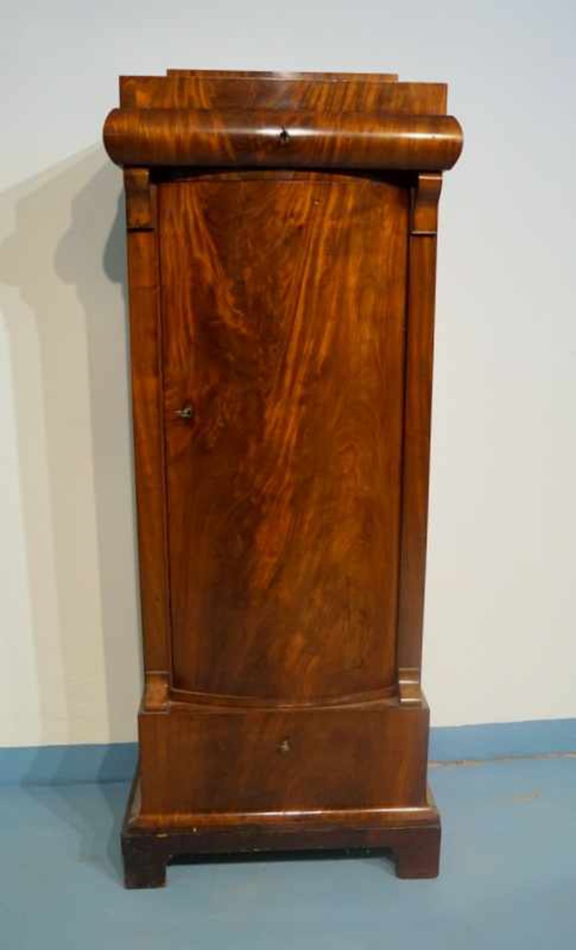 Biedermeier Pfeilerschrank Mahagoni, Norddeutsch, um 1820