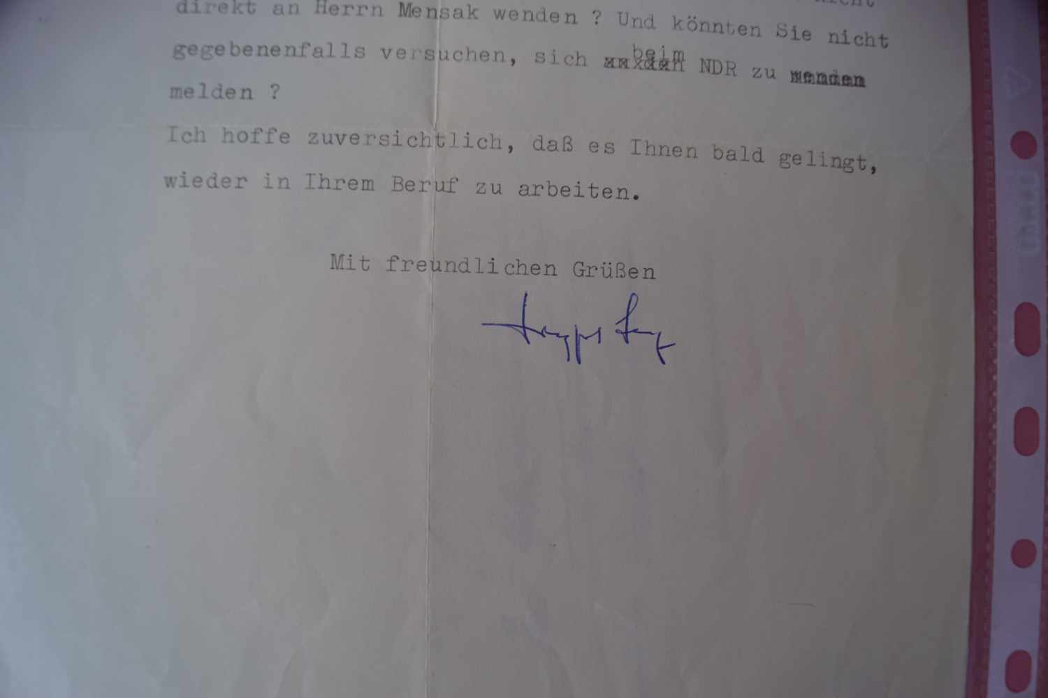 Lenz, Siegfried (1926 Lyck (Ostpreußen - 2014 Hamburg): Masch. Brief mit orig. Unterschrift a. den - Image 2 of 2