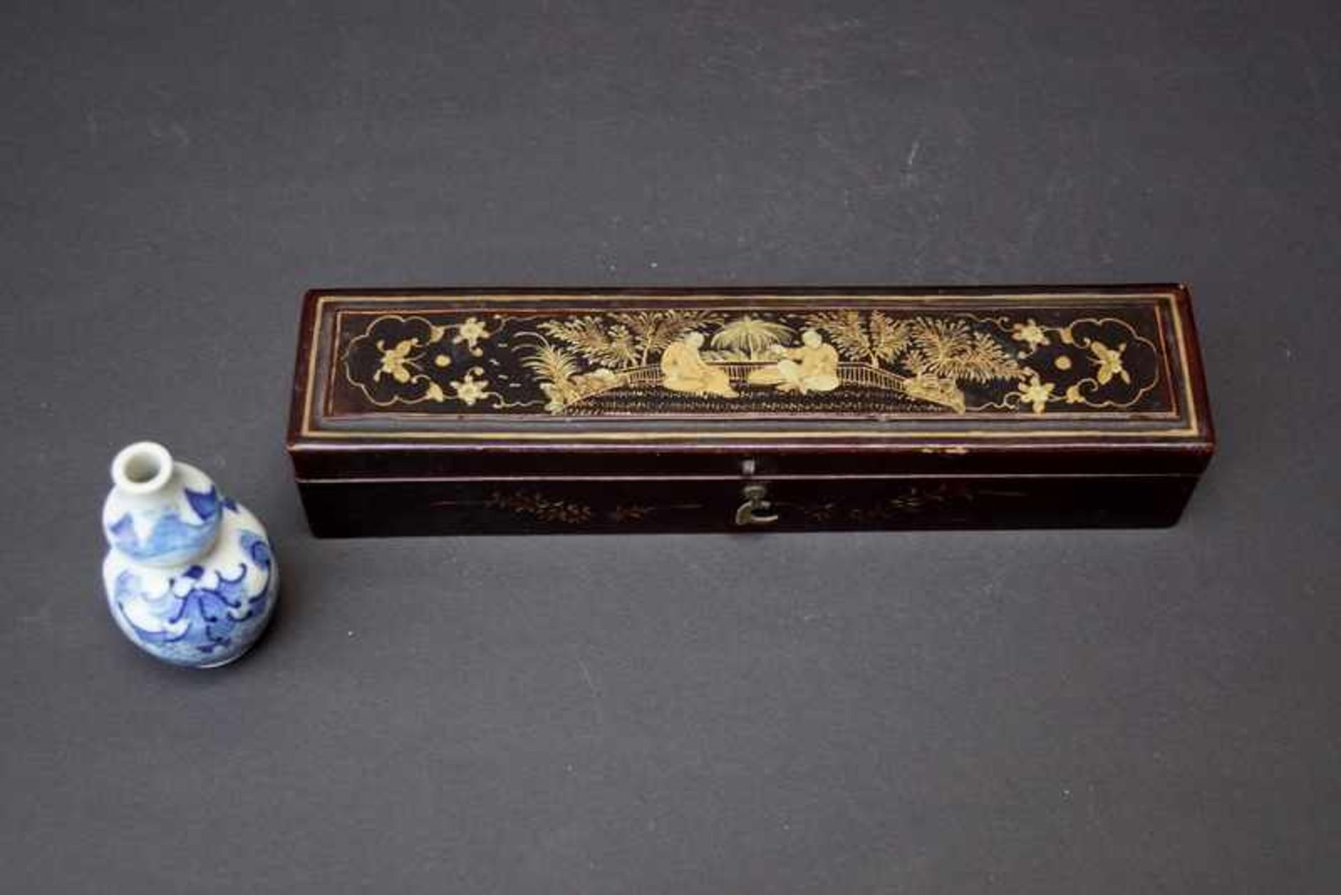 Feiner Faltfächer mit vielfig. Malerei, orig. Lack-Box, China um 1900