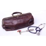 Aigner: Alte Arzttasche mit Stethoskop und Reflexhammer