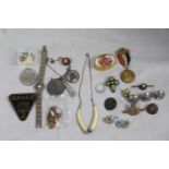 A quantity of costume jewellery items