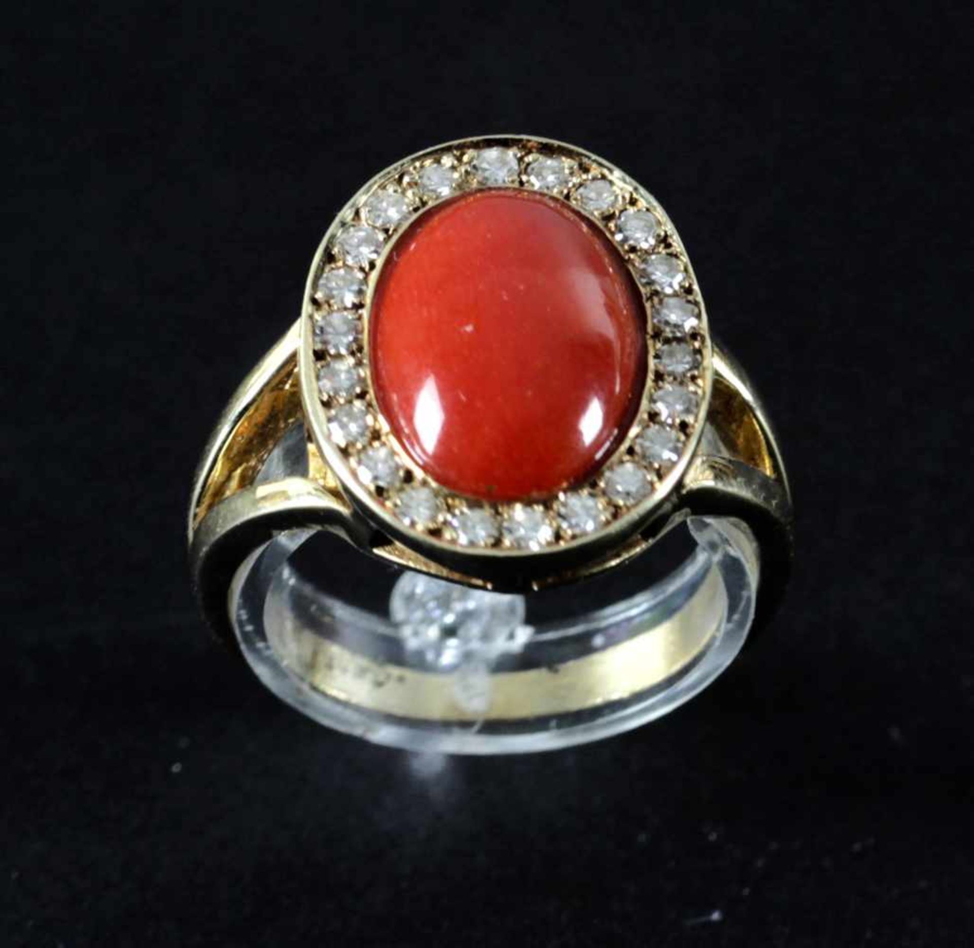 Ring mit Korallencabochon, umgeben von Brillanten, 585er GG