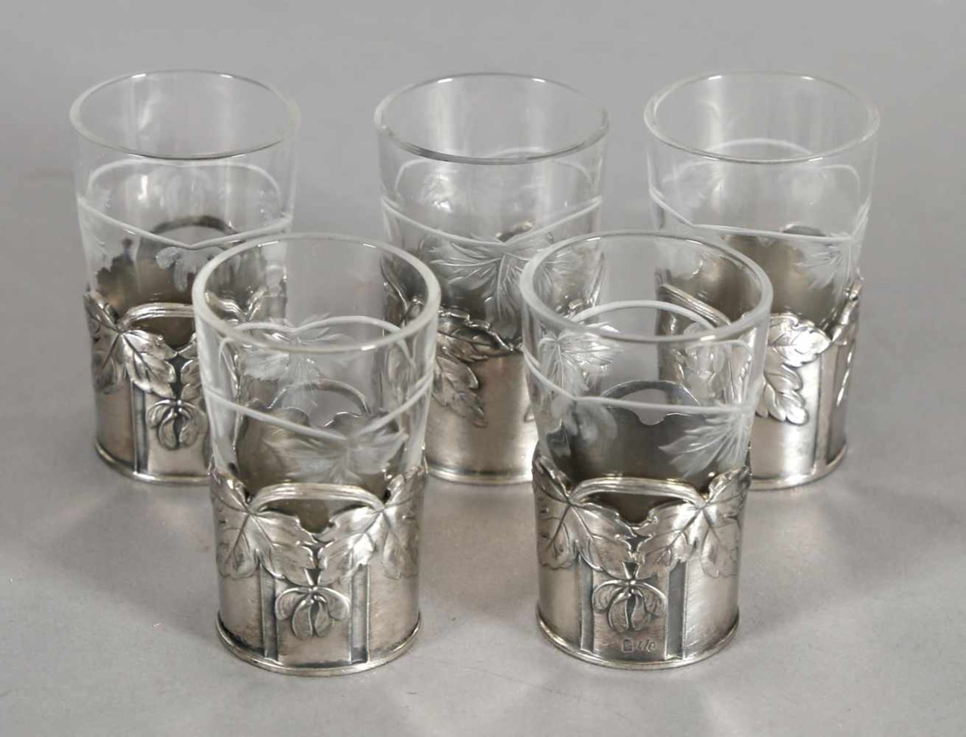 Fünf Schnapsbecher aus Glas mit Zinnhalterung, WMF, um 1900<