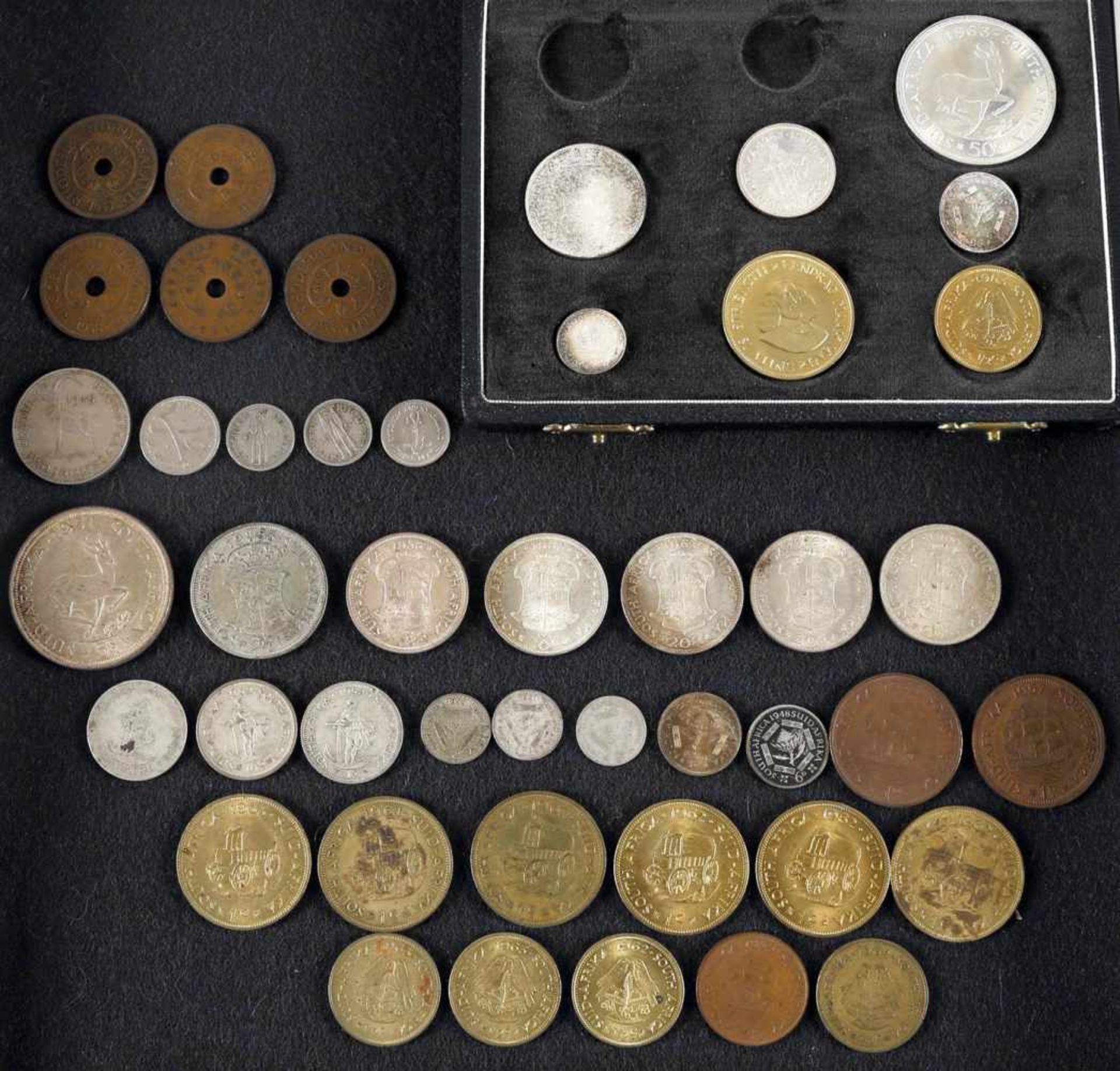 Konvolut rhodesischer und südafrikanischer Münzen<b
