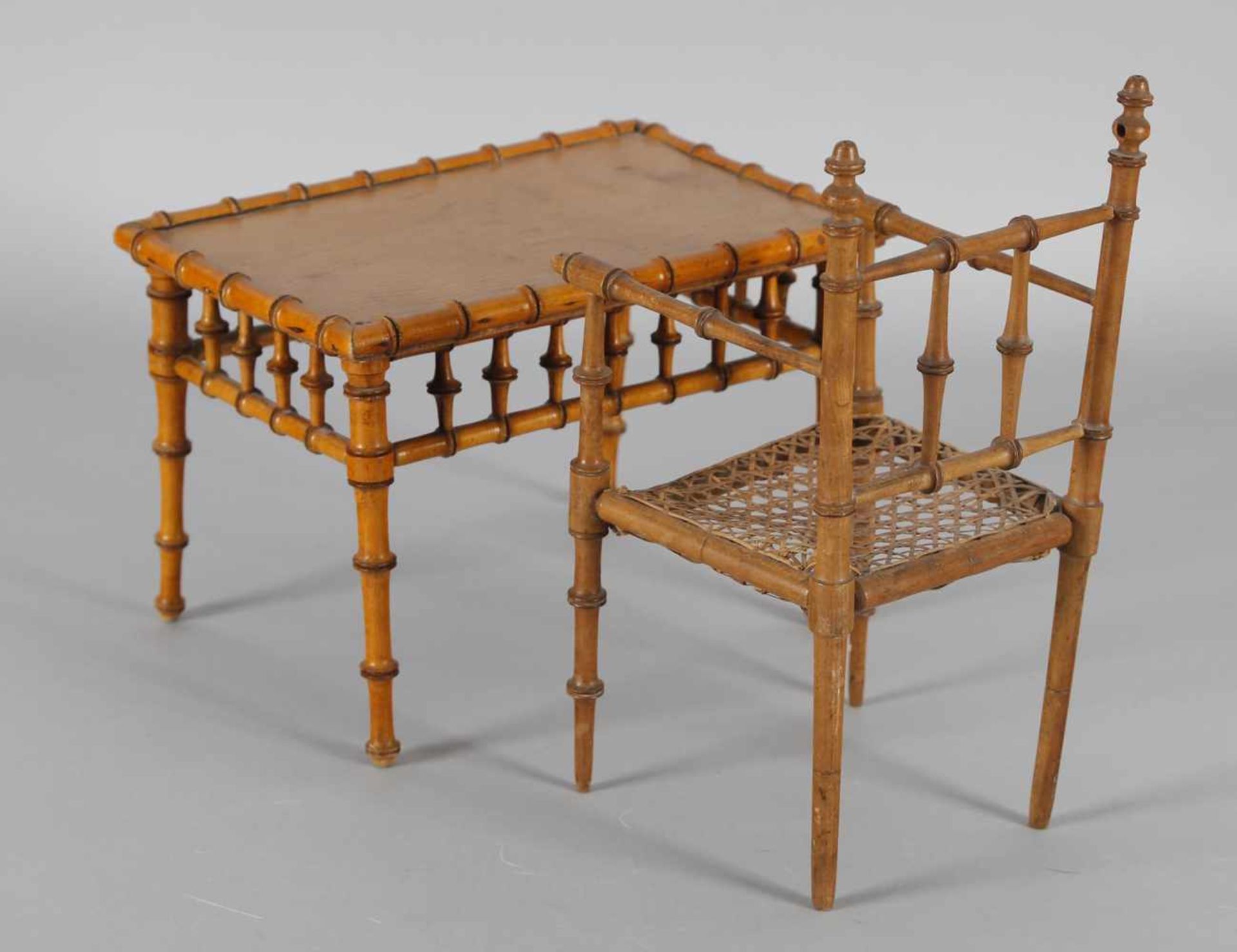 Tisch und Sessel aus Puppenstube, Bambusdekor, Frankreich um 1860-80