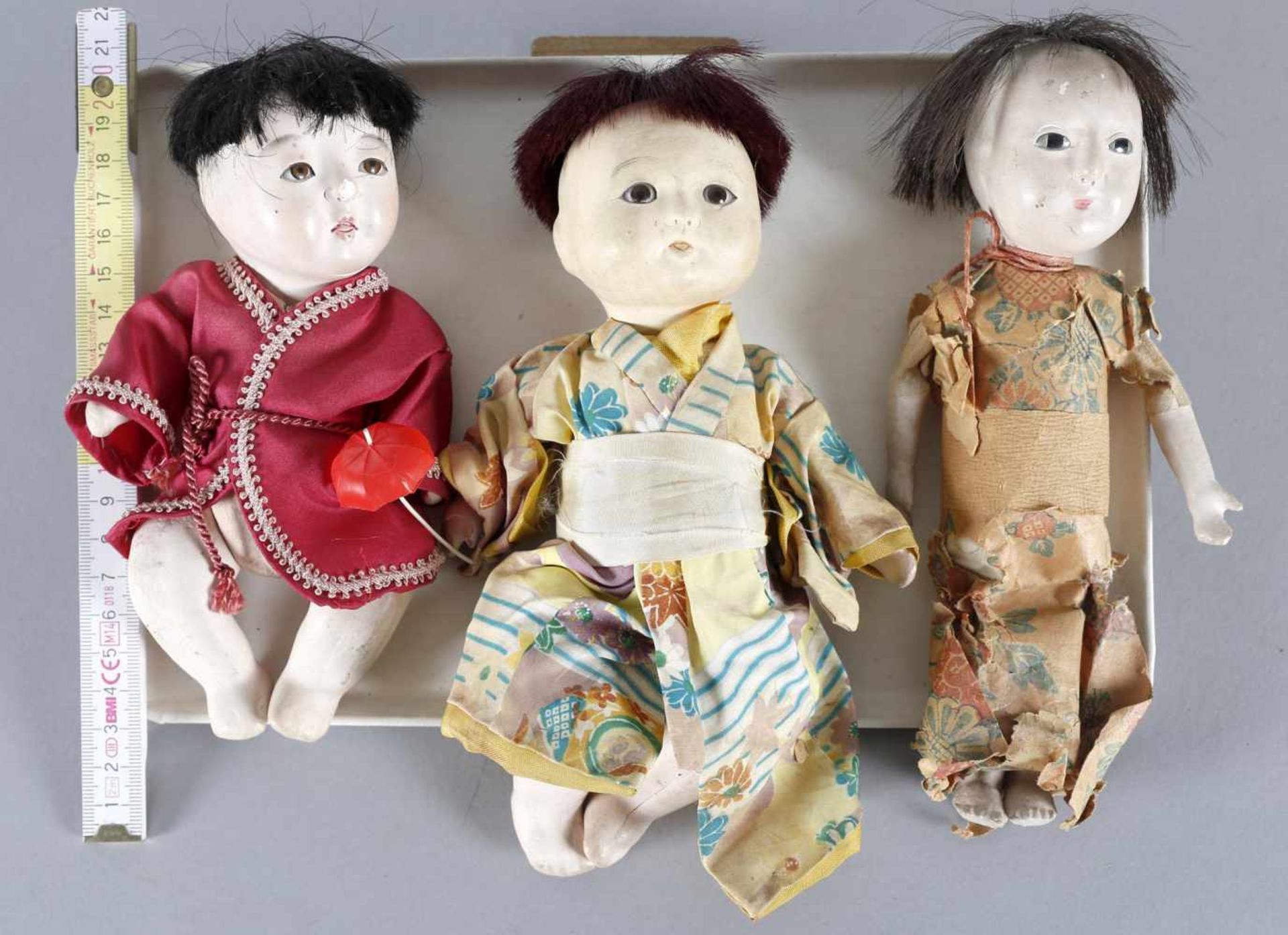 Drei alte chinesische Puppen, wohl um 1900 bis 1. Hälfte 20. Jh.